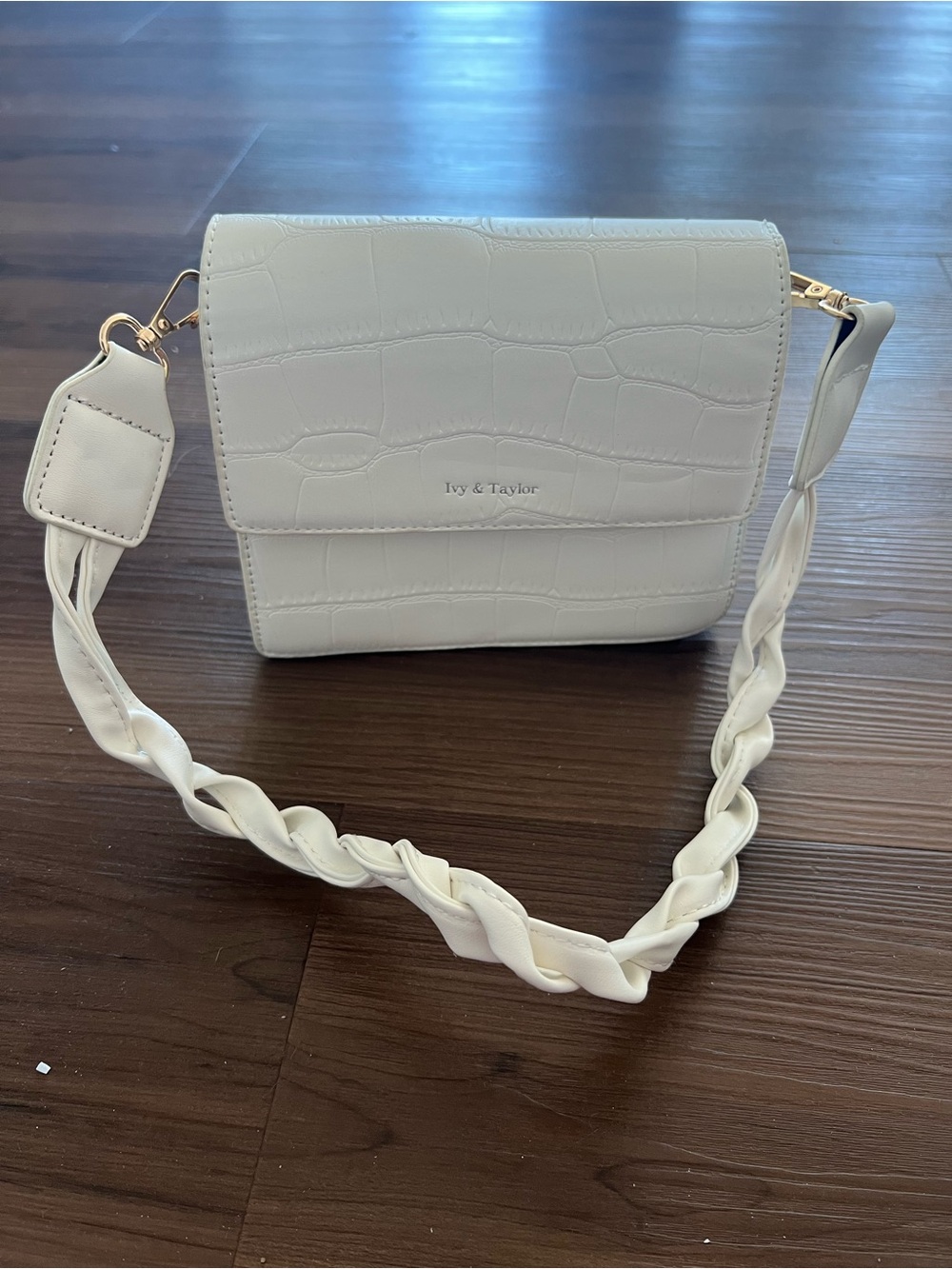 NWOT Ivy & Taylor White Bag